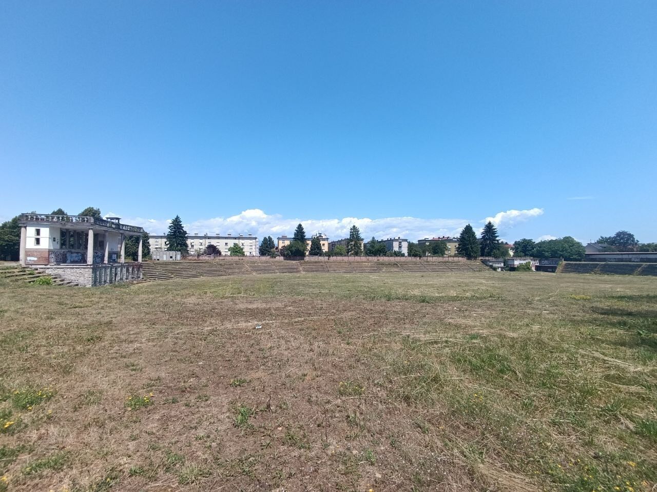 Заброшен и разрушен: как сейчас выглядит стадион в Словении, где Шовковский пропустил гол с центра поля. Фото