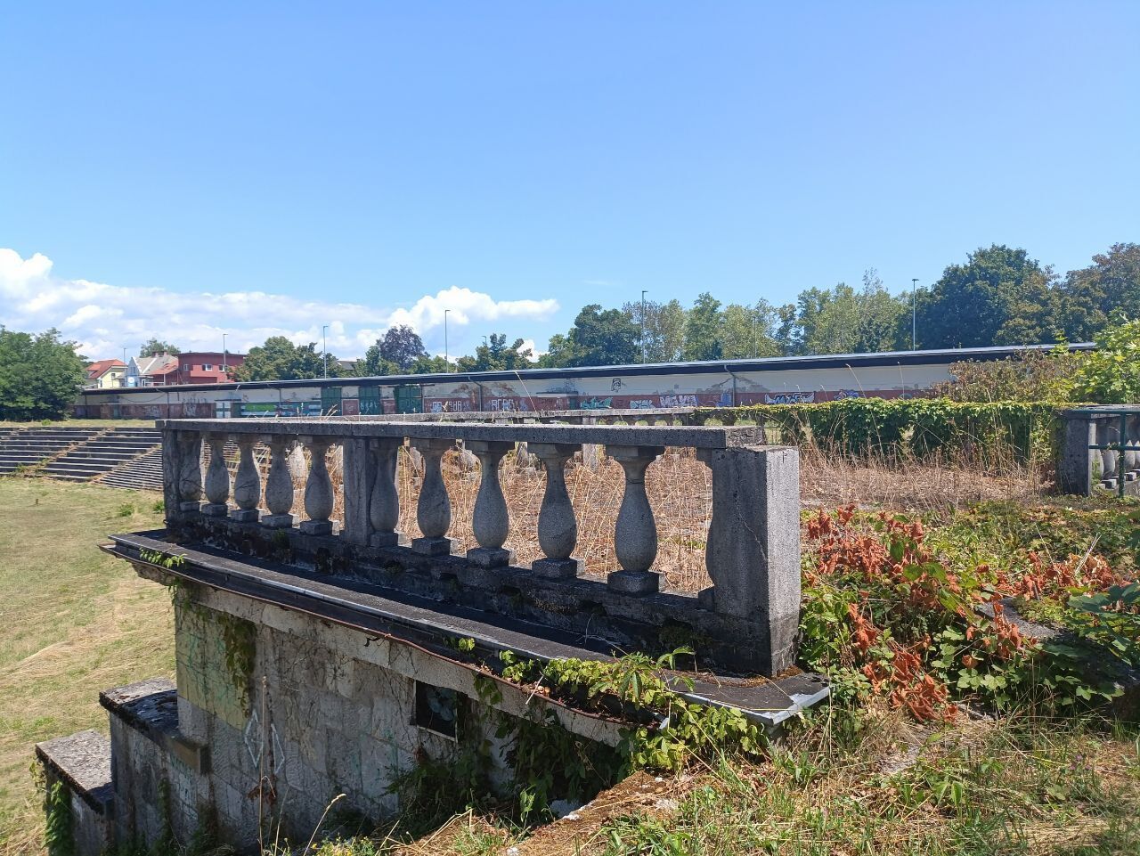 Заброшен и разрушен: как сейчас выглядит стадион в Словении, где Шовковский пропустил гол с центра поля. Фото