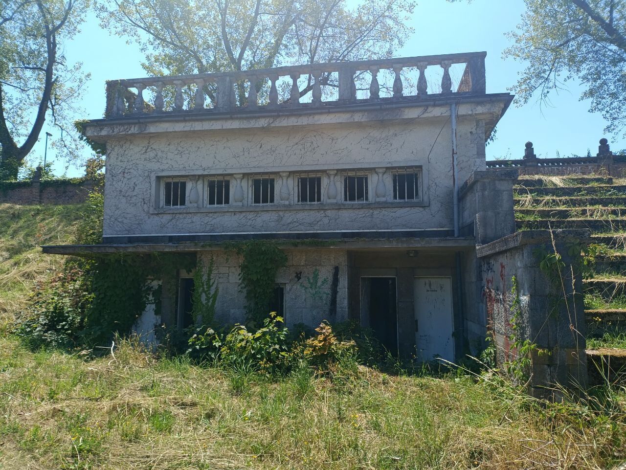 Заброшен и разрушен: как сейчас выглядит стадион в Словении, где Шовковский пропустил гол с центра поля. Фото