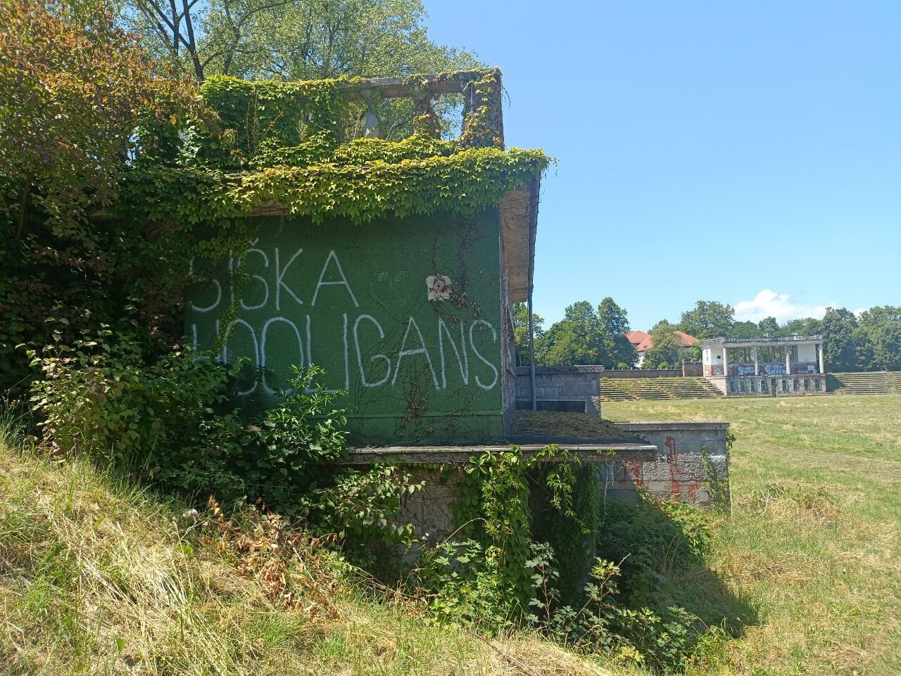 Заброшен и разрушен: как сейчас выглядит стадион в Словении, где Шовковский пропустил гол с центра поля. Фото