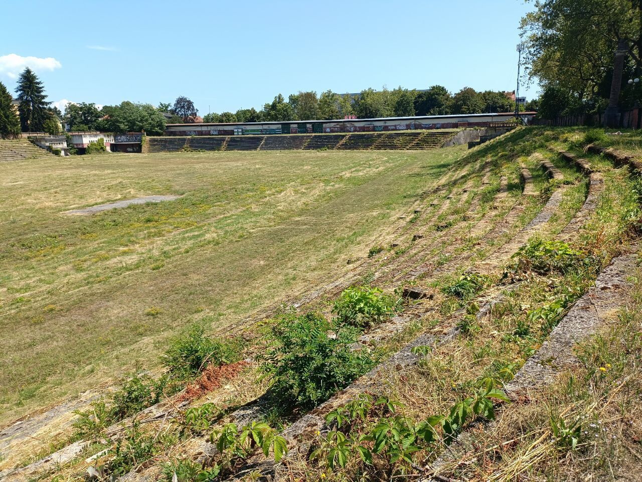 Заброшен и разрушен: как сейчас выглядит стадион в Словении, где Шовковский пропустил гол с центра поля. Фото