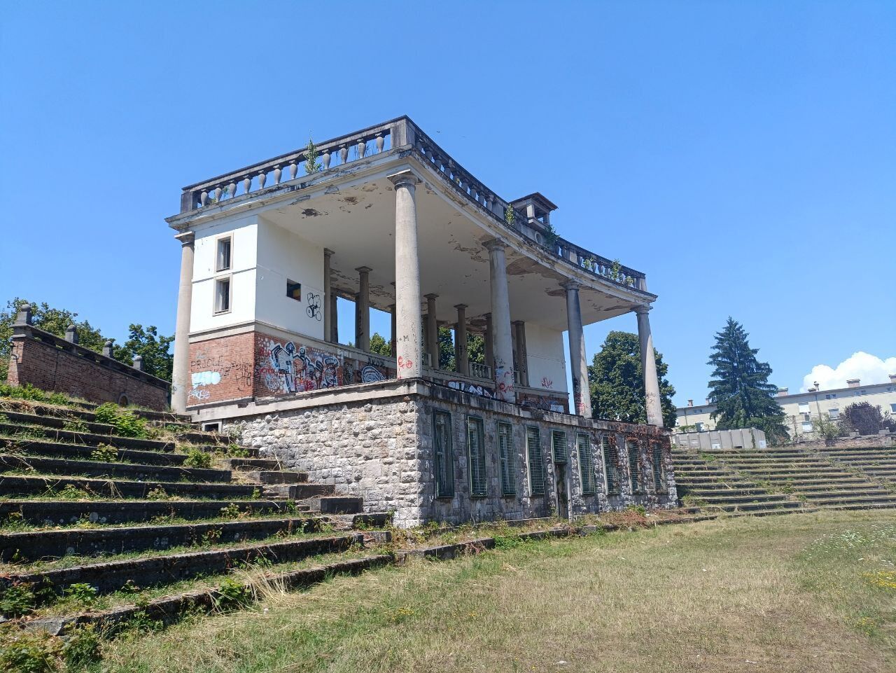 Заброшен и разрушен: как сейчас выглядит стадион в Словении, где Шовковский пропустил гол с центра поля. Фото