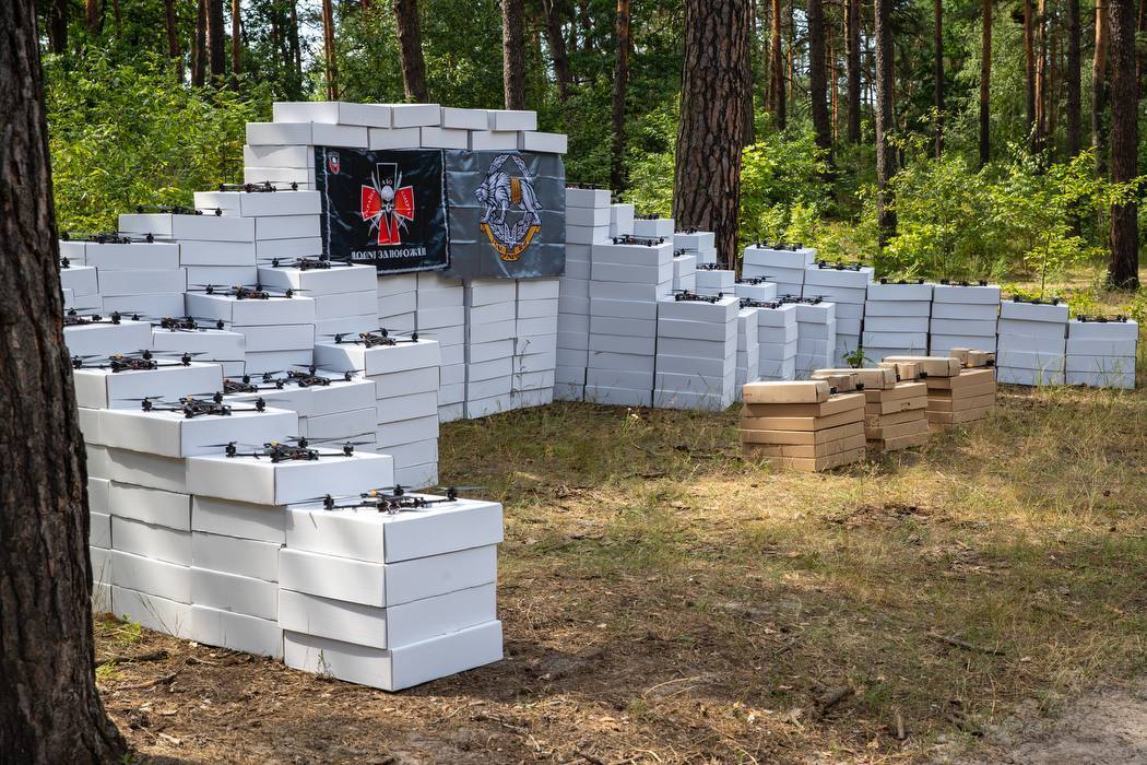 Київ відправив бійцям на фронт ще понад тисячу дронів. Фото