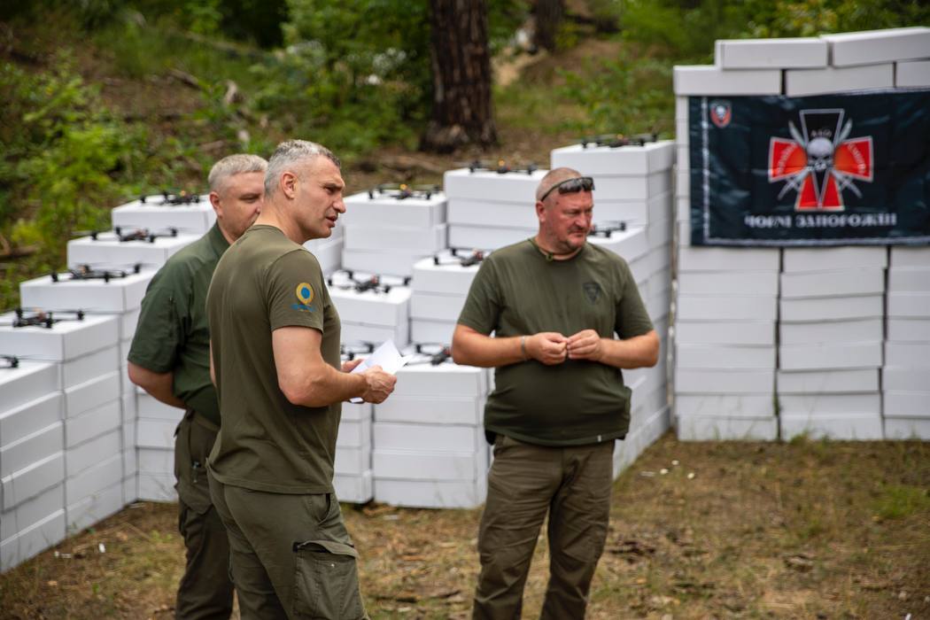 Київ відправив бійцям на фронт ще понад тисячу дронів. Фото