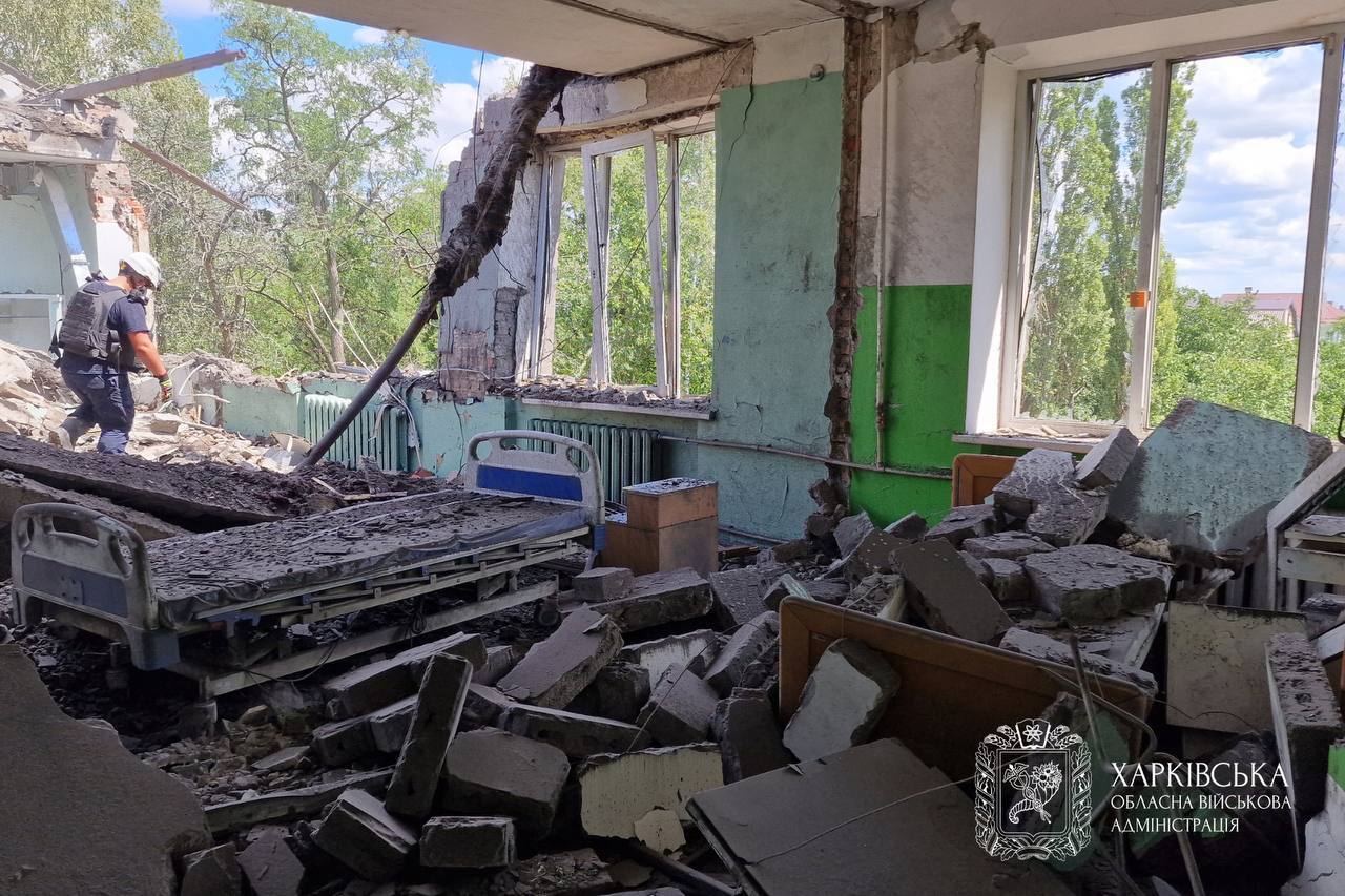 Оккупанты ударили КАБом по медучреждению в Харькове: есть погибший, 17 пострадавших, среди них – девочка. Фото и видео