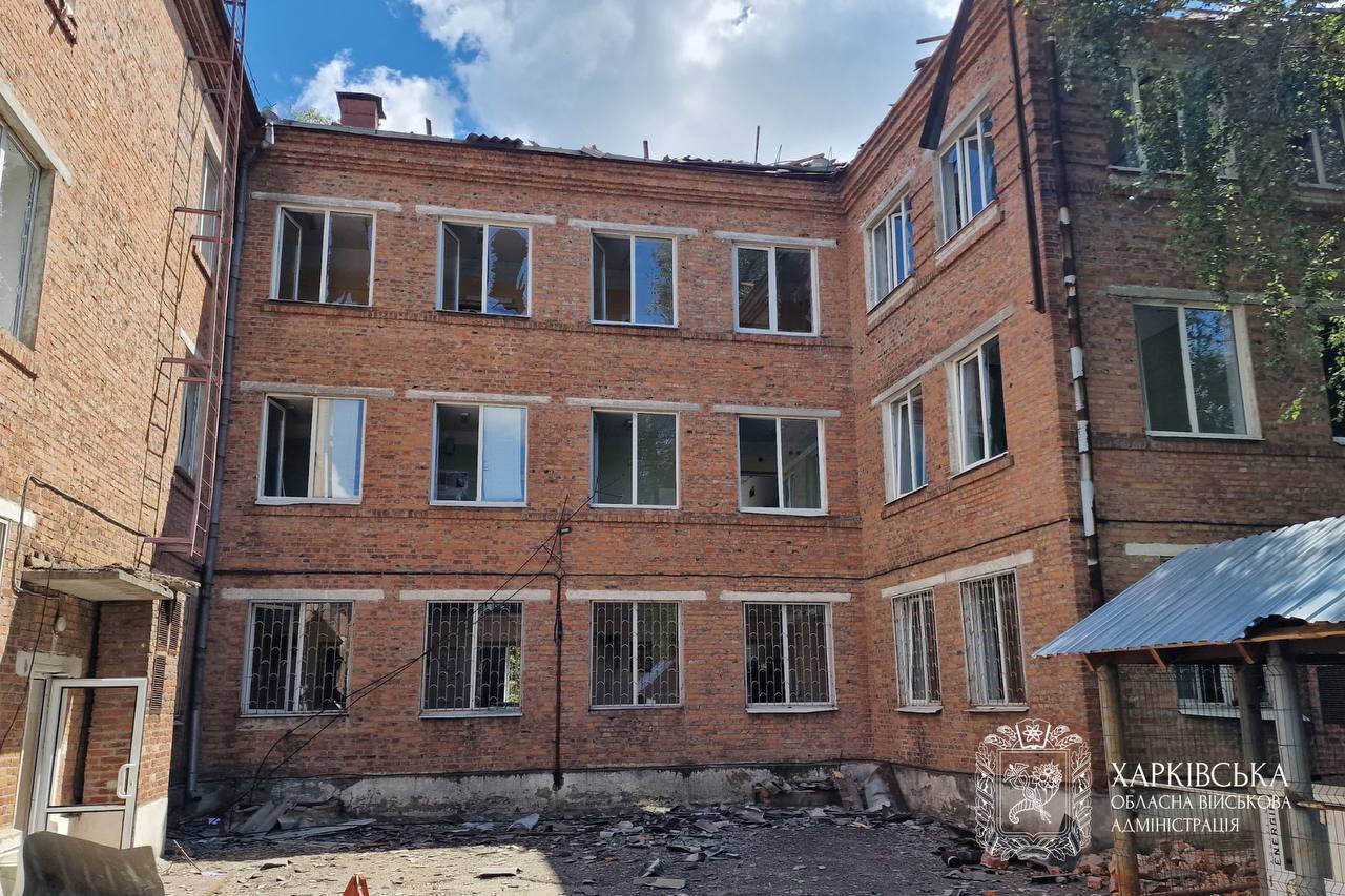 Оккупанты ударили КАБом по медучреждению в Харькове: есть погибший, 17 пострадавших, среди них – девочка. Фото и видео