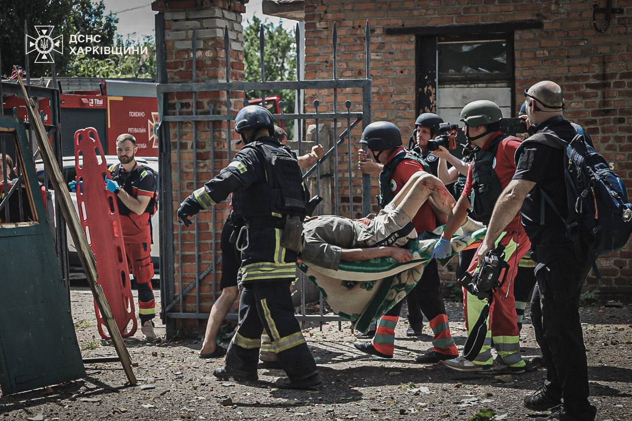 Оккупанты ударили КАБом по медучреждению в Харькове: есть погибший, 17 пострадавших, среди них – девочка. Фото и видео