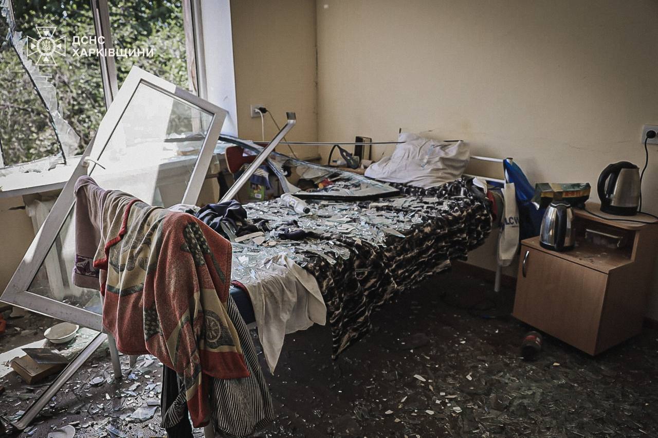 Оккупанты ударили КАБом по медучреждению в Харькове: есть погибший, 17 пострадавших, среди них – девочка. Фото и видео