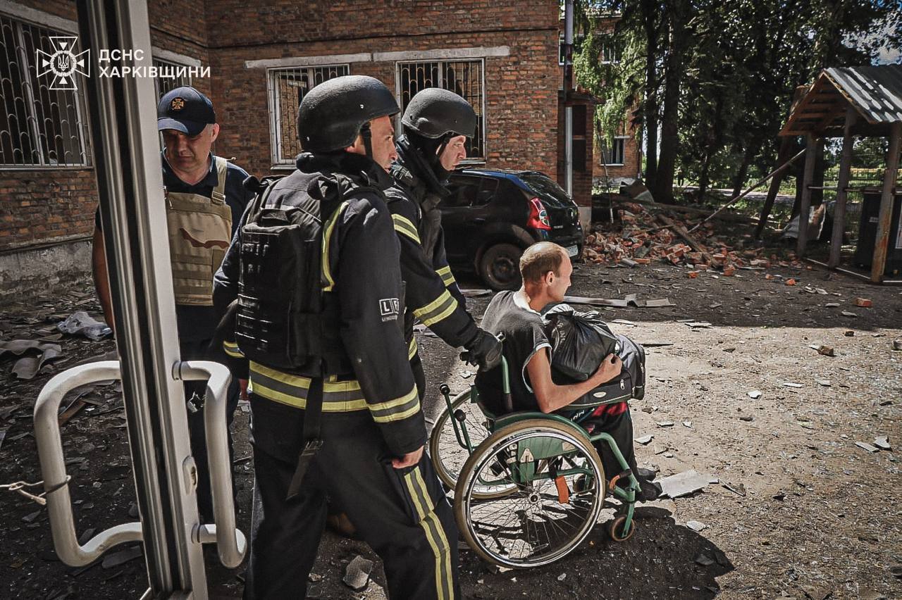 Оккупанты ударили КАБом по медучреждению в Харькове: есть погибший, 17 пострадавших, среди них – девочка. Фото и видео