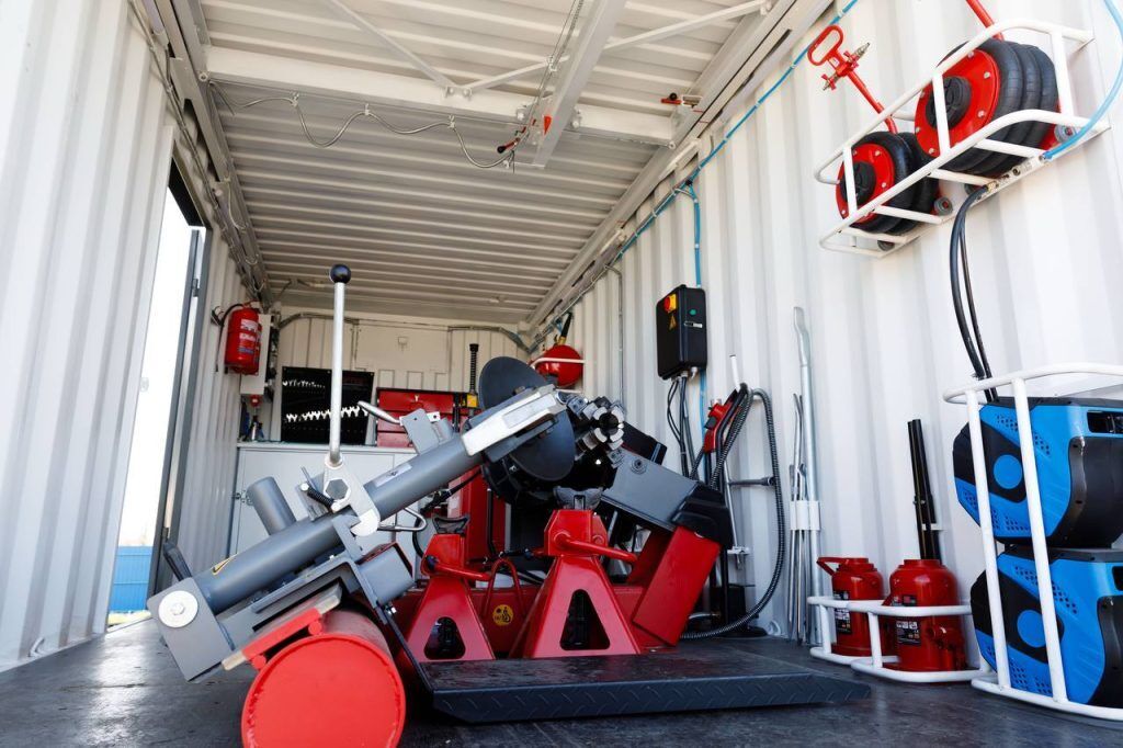 Укрепление обороны не подождет до завтра: Порошенко привез десантникам уникальные комплексы для восстановления боевой техники