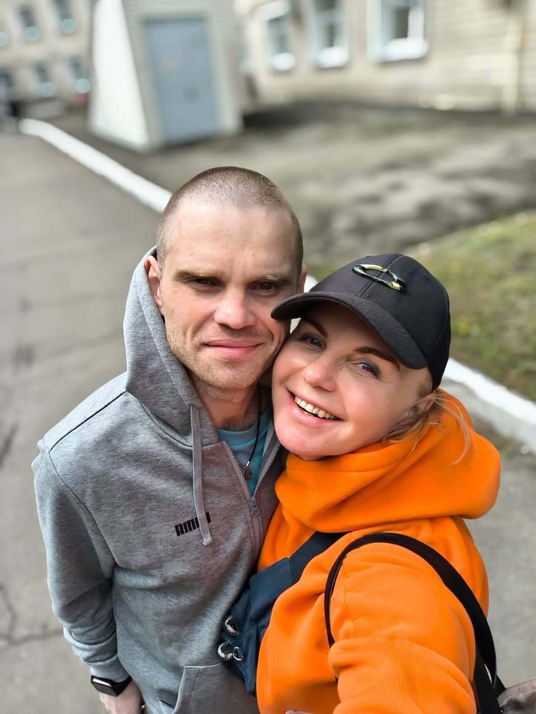 "Не було ані бинтів, ані шовного матеріалу": мережу вразила історія захисника Маріуполя, якого хірурги врятували за допомогою мішка