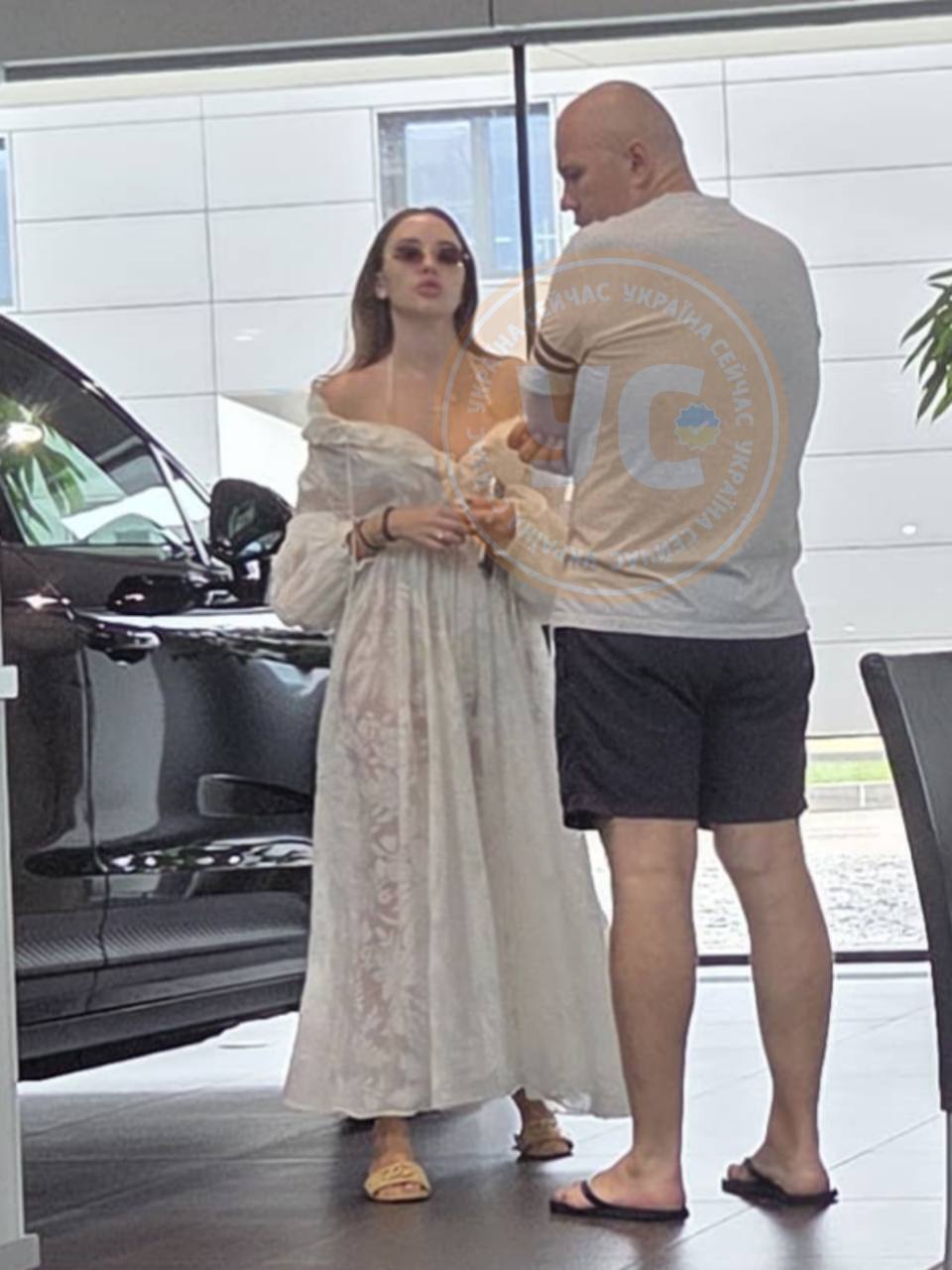 Porsche чи Bentley: нардепа Богдана Торохтія з дружиною помітили у салоні люксових авто. Фото