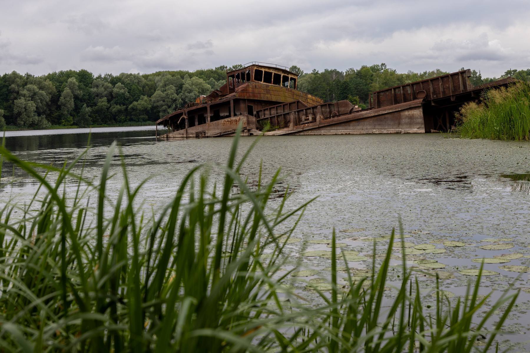 Забытая гавань речного флота: как сегодня выглядит кладбище судов в Чернобыльской зоне. Фото