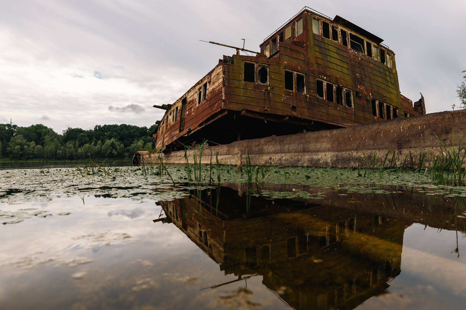 Забытая гавань речного флота: как сегодня выглядит кладбище судов в Чернобыльской зоне. Фото