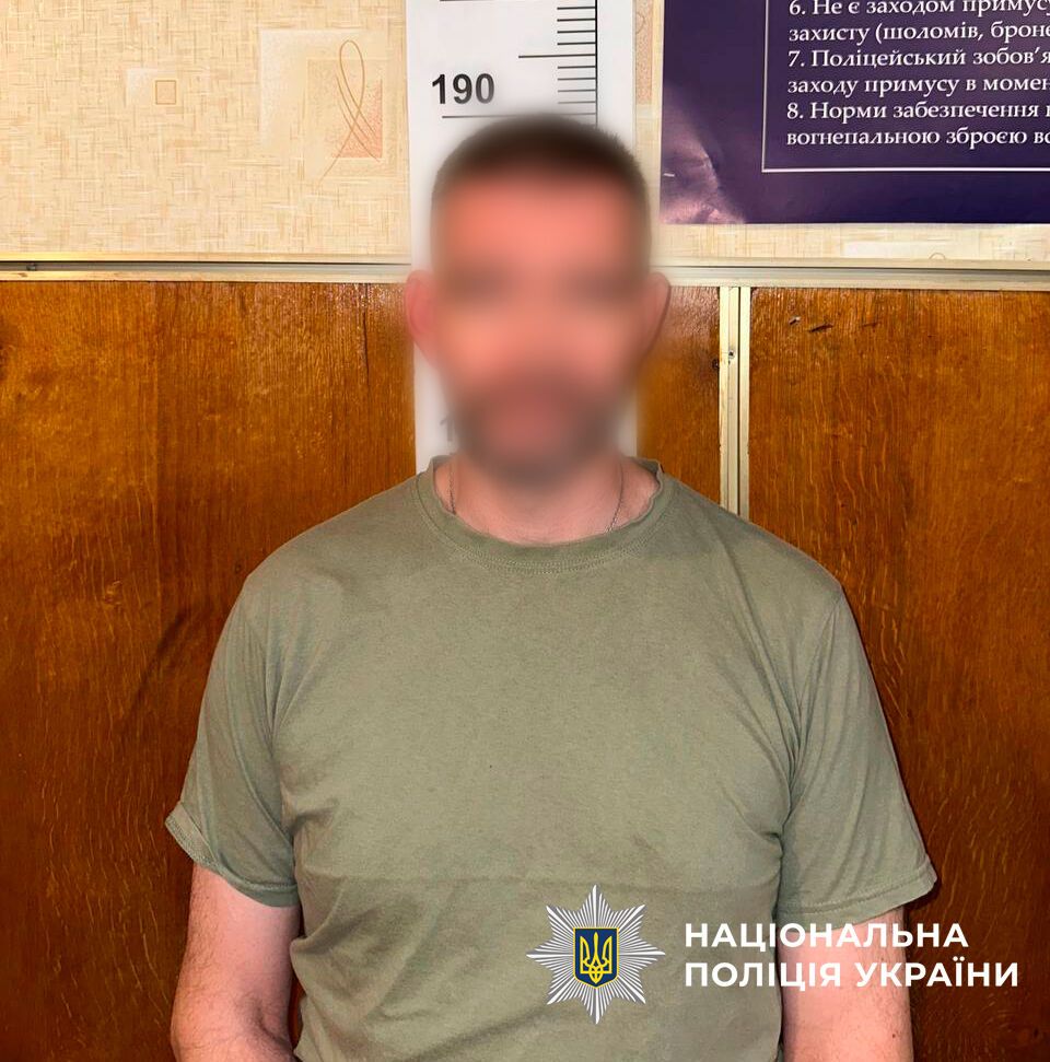 У Києві чоловік жорстоко вбив знайомого: тіло знайшли у під’їзді будинку. Подробиці справи, фото та відео