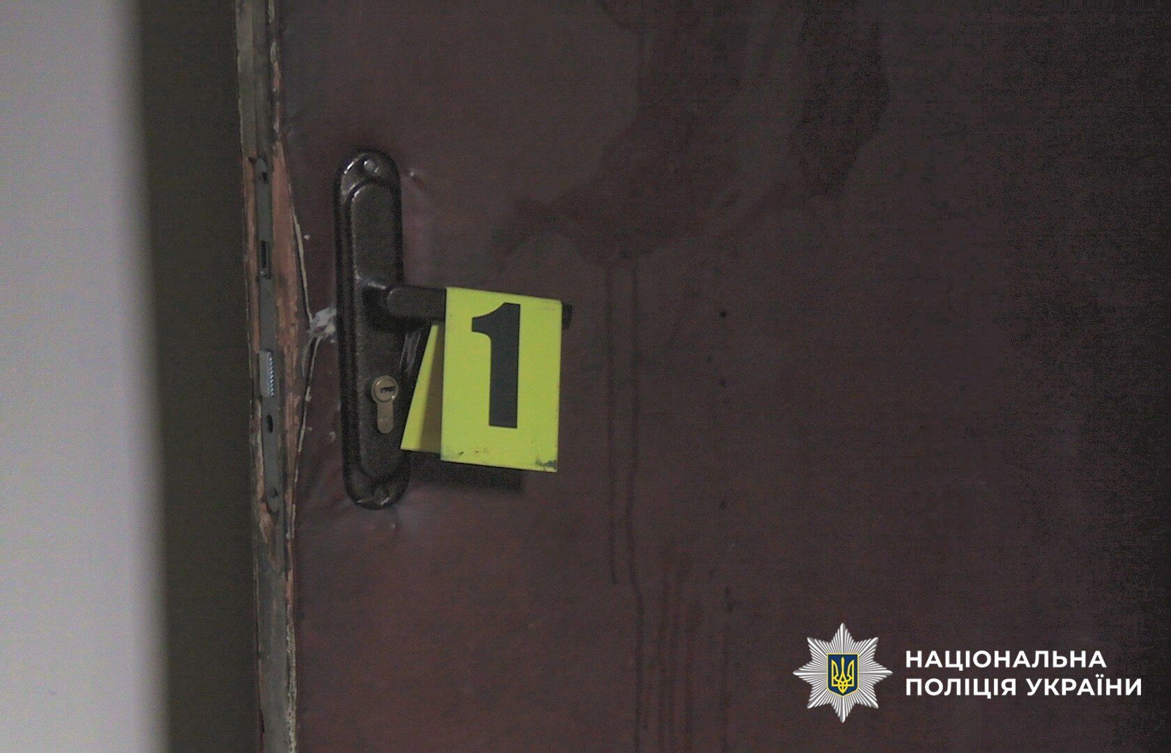 У Києві чоловік жорстоко вбив знайомого: тіло знайшли у під’їзді будинку. Подробиці справи, фото та відео