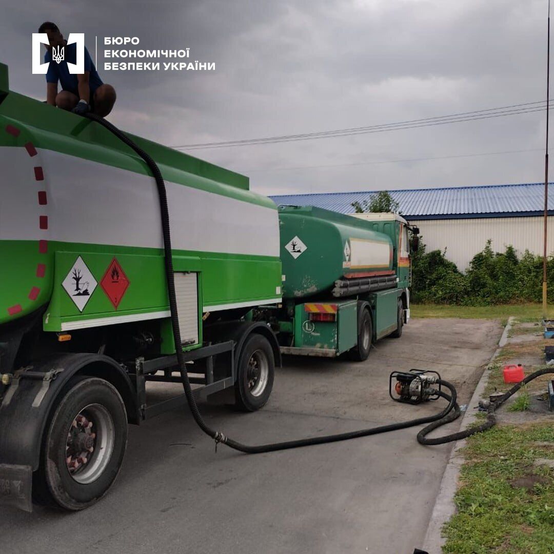 На українських АЗС продають фальсифікат