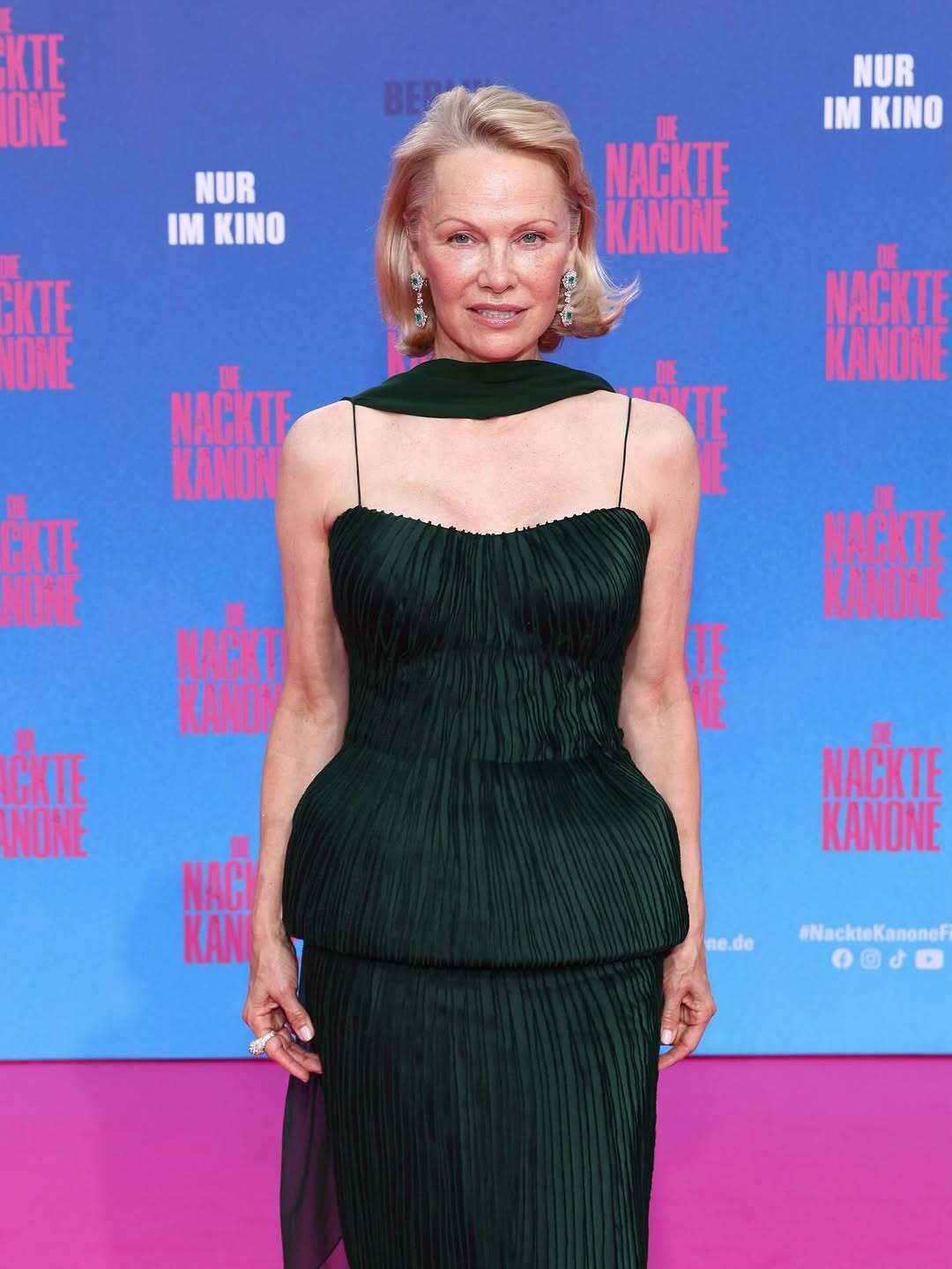 Памела Андерсон та Ліам Нісон відтворили культову сцену з "Титаніка" на тлі чуток про роман. Відео