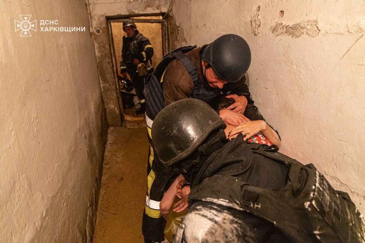 Разрушения, пожары и жертвы: спасатели показали последствия российской атаки на Днепропетровскую, Харьковскую и Сумскую области. Фото и видео