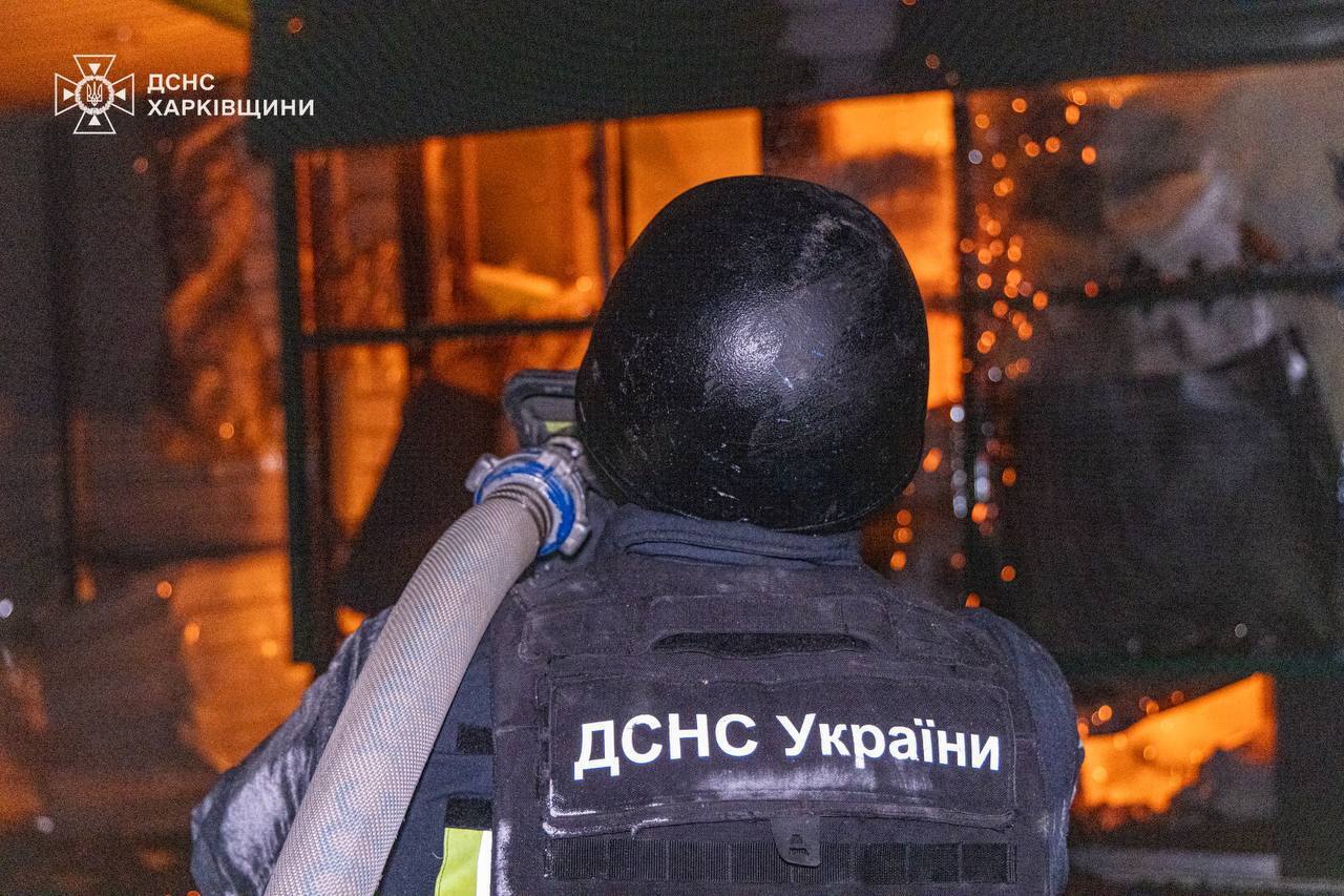 Разрушения, пожары и жертвы: спасатели показали последствия российской атаки на Днепропетровскую, Харьковскую и Сумскую области. Фото и видео