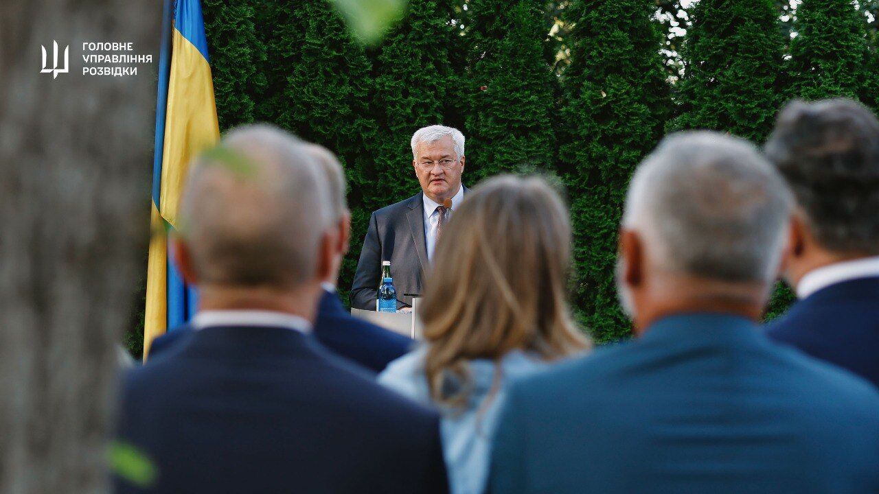 Эксперты ГУР показали иностранным дипломатам доказательства поставки западных компонентов для производства российского оружия. Фото и видео