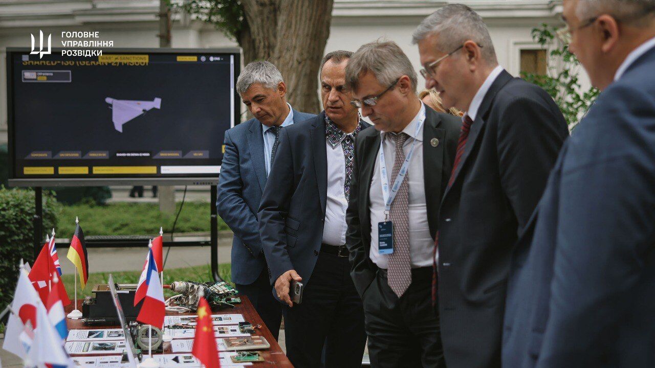 Эксперты ГУР показали иностранным дипломатам доказательства поставки западных компонентов для производства российского оружия. Фото и видео