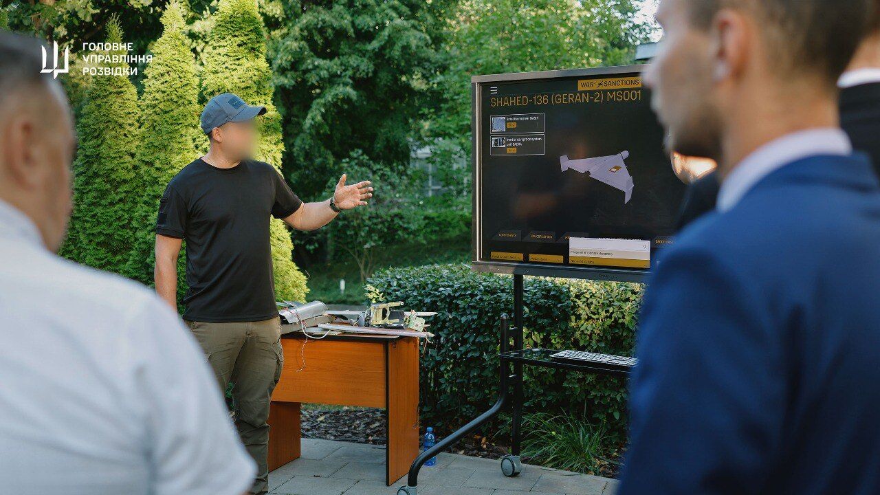 Эксперты ГУР показали иностранным дипломатам доказательства поставки западных компонентов для производства российского оружия. Фото и видео