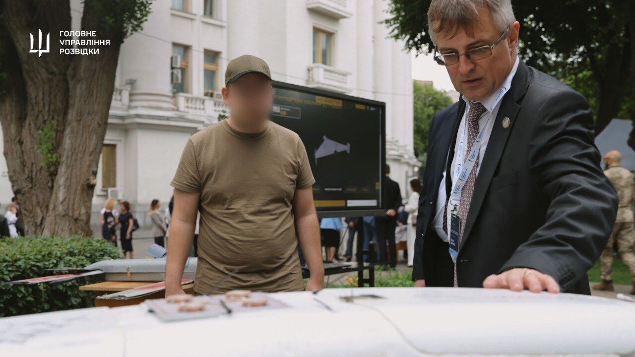 Эксперты ГУР показали иностранным дипломатам доказательства поставки западных компонентов для производства российского оружия. Фото и видео