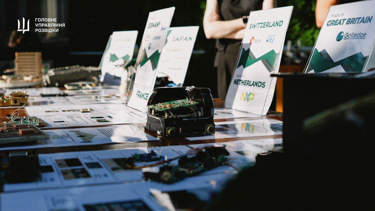 Эксперты ГУР показали иностранным дипломатам доказательства поставки западных компонентов для производства российского оружия. Фото и видео