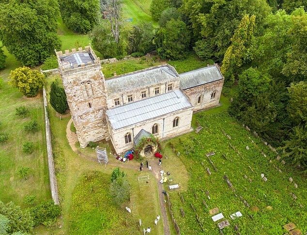 Свадьба дочери Стива Джобса за почти $7 млн: Элтон Джон пел для молодоженов, а невеста пробиралась к церемонии через черный вход