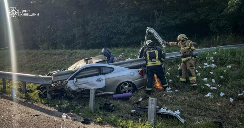 Отбойник прошил авто: на трассе Киев – Чоп случилось смертельное ДТП. Фото