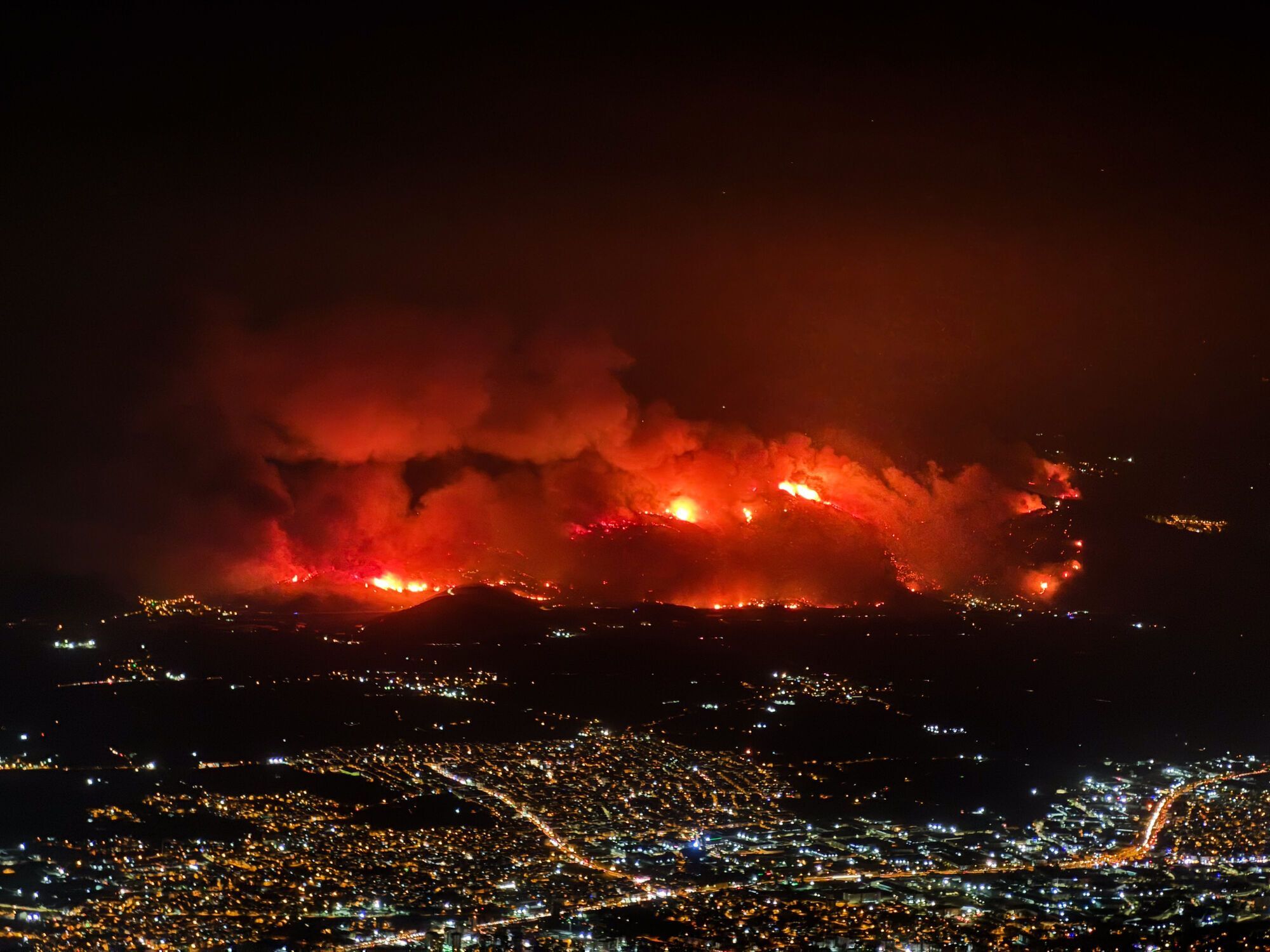 У Туреччині через рекордну спеку вирують масштабні лісові пожежі: є загиблі, задіяно тисячі пожежників. Відео