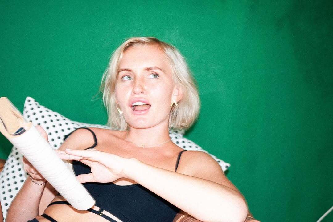 "Вас надо в клетках держать!" Российский блогер подняла крик из-за отказа в шенгенской визе и получила дельный совет от украинцев