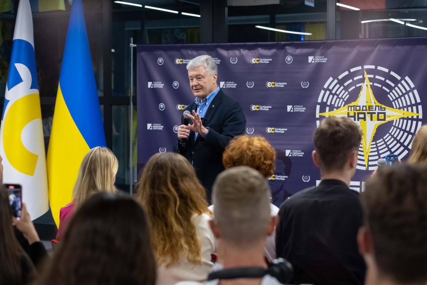 У війні може перемогти лише демократична країна: Порошенко обговорив з молодіжними лідерами протести проти закону про НАБУ та САП