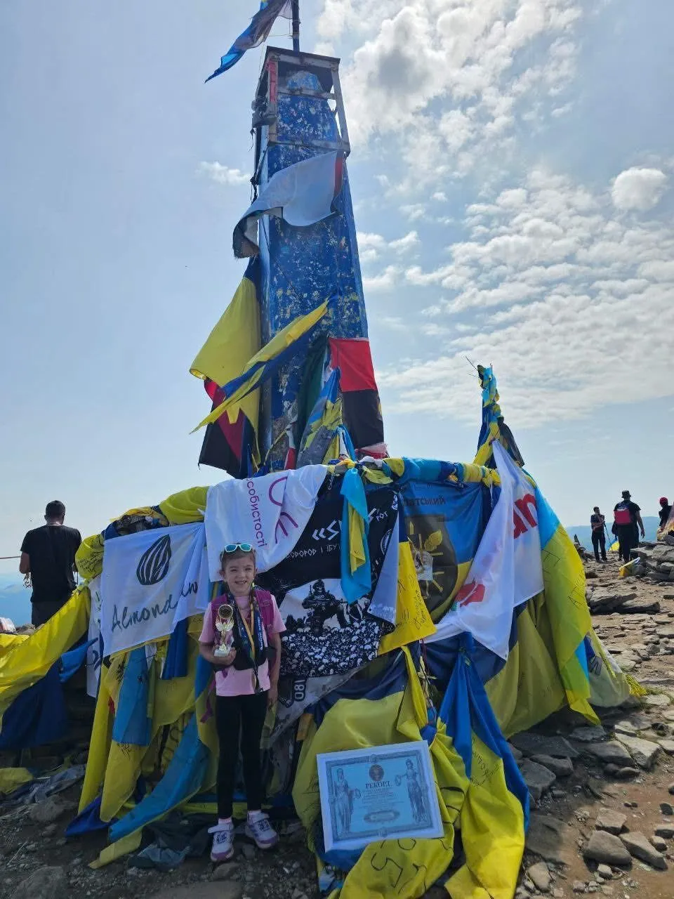 П'ятирічна дівчинка зі Львова підкорила Говерлу та встановила рекорд України. Фото