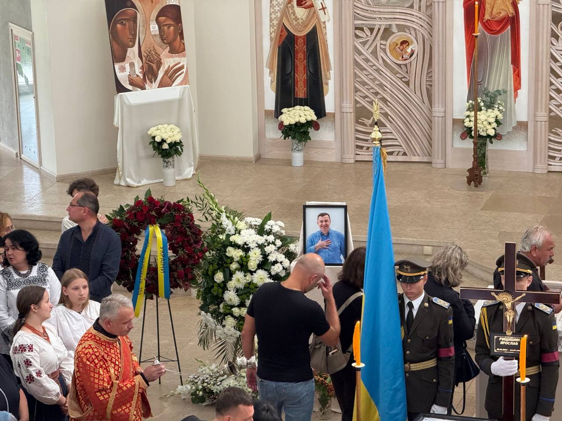 "До сих пор не верится": во Львове похоронили нардепа Ярослава Рущишина, который погиб в ДТП. Фото