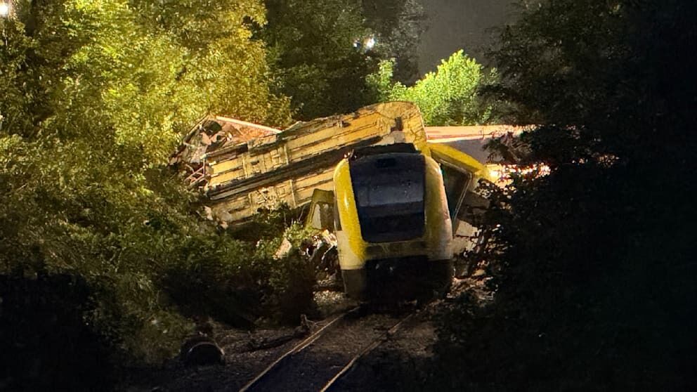 У Німеччині зійшов із рейок пасажирський потяг, загинули люди: усі подробиці трагедії