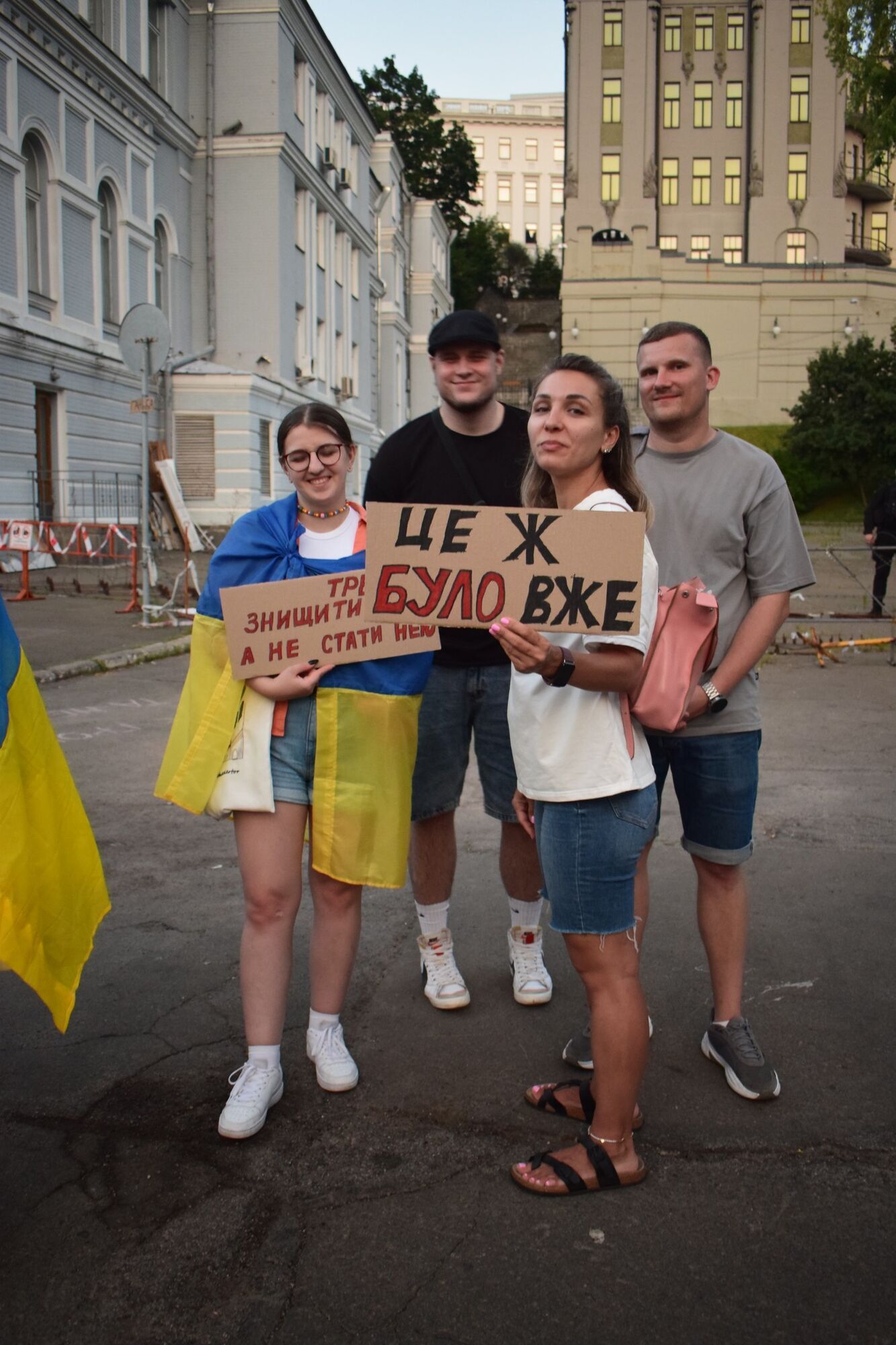 Шостий день протестів: незважаючи на зареєстрований законопроєкт, у Києві провели акцію біля театру Франка. Фото