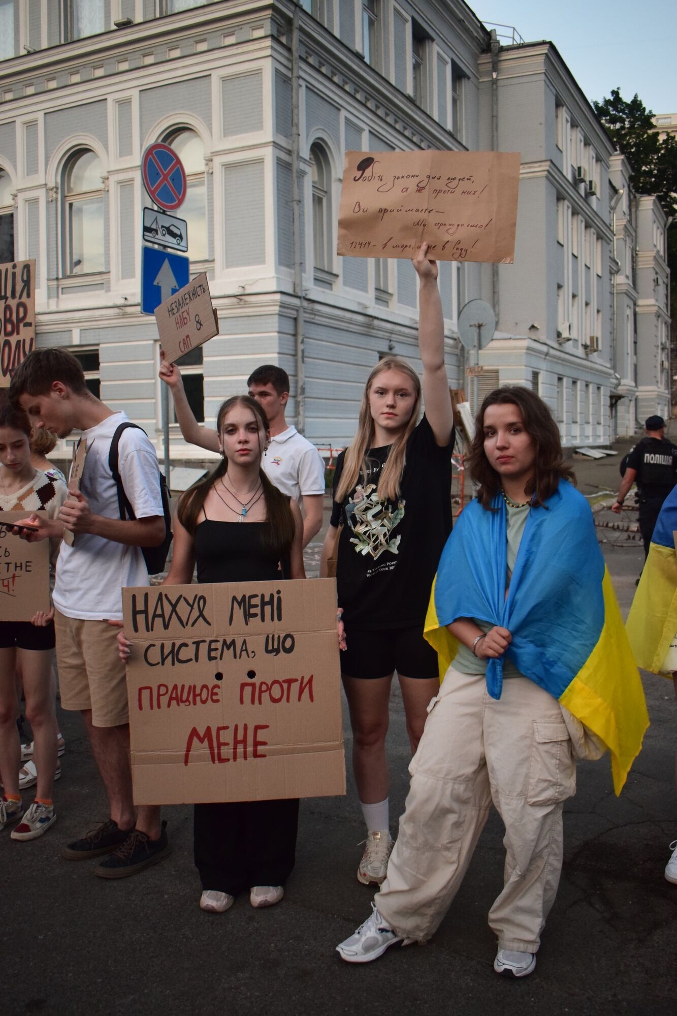 Шостий день протестів: незважаючи на зареєстрований законопроєкт, у Києві провели акцію біля театру Франка. Фото
