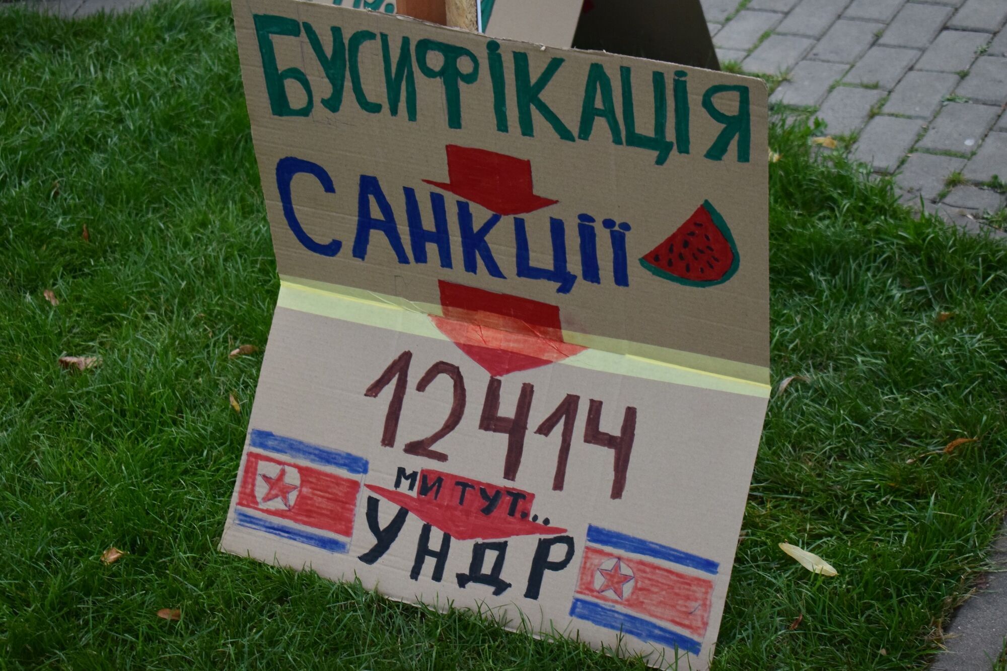 Шостий день протестів: незважаючи на зареєстрований законопроєкт, у Києві провели акцію біля театру Франка. Фото