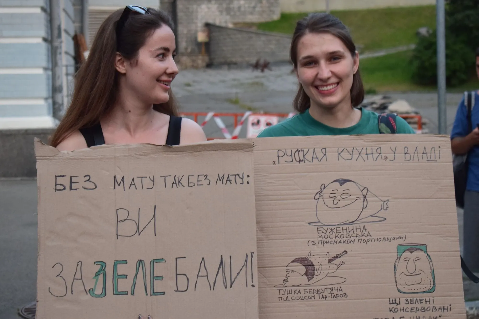 Шостий день протестів: незважаючи на зареєстрований законопроєкт, у Києві провели акцію біля театру Франка. Фото