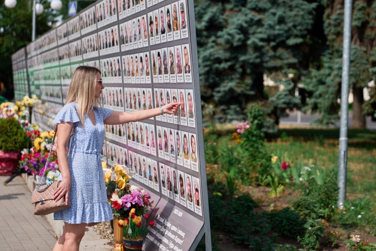 Третья годовщина российского теракта в Еленовке: в Украине провели акции в знак памяти об убитых военнопленных. Фото и видео
