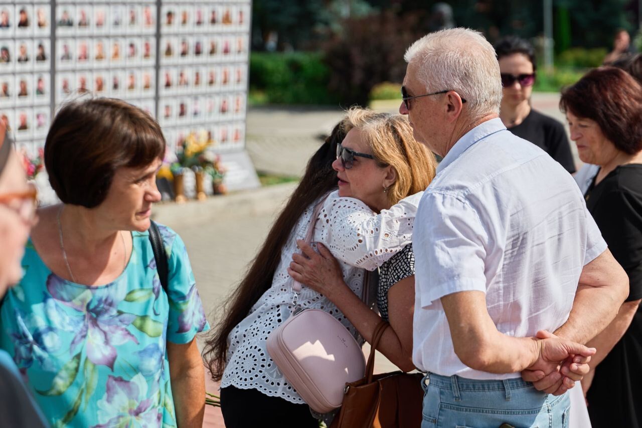 Третья годовщина российского теракта в Еленовке: в Украине провели акции в знак памяти об убитых военнопленных. Фото и видео