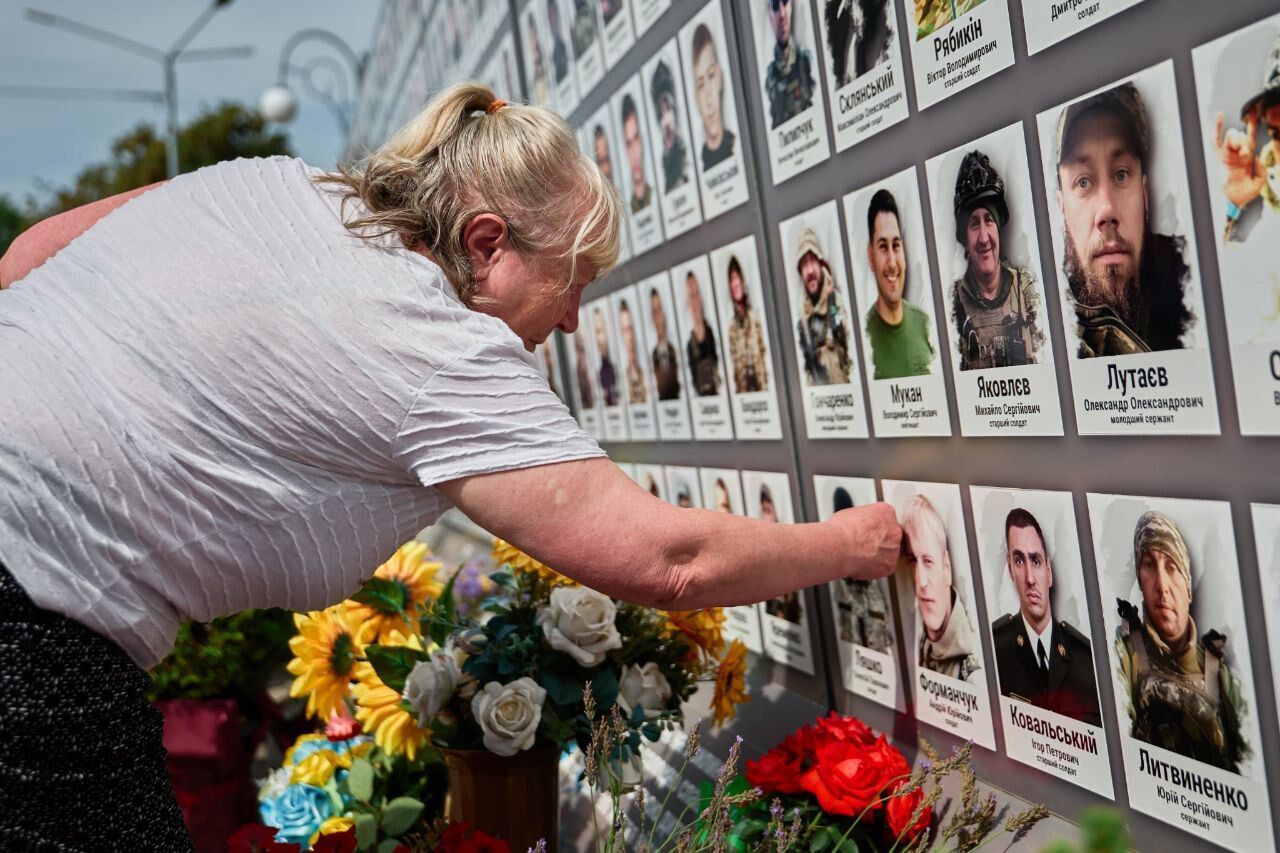 Третья годовщина российского теракта в Еленовке: в Украине провели акции в знак памяти об убитых военнопленных. Фото и видео