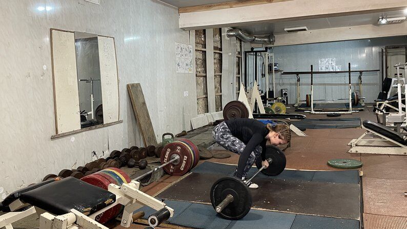 15-летняя украинская медалистка из Бахмута отказалась от фото с россиянкой на ЧЕ по тяжелой атлетике