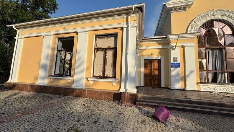 Пошкоджено філармонію, будівлі університету й підрозділу ДСНС: фото і відео наслідків атаки РФ на Кропивницький