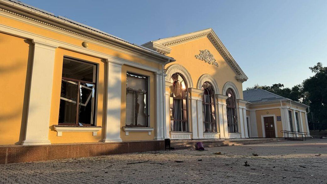 Пошкоджено філармонію, будівлі університету й підрозділу ДСНС: фото і відео наслідків атаки РФ на Кропивницький