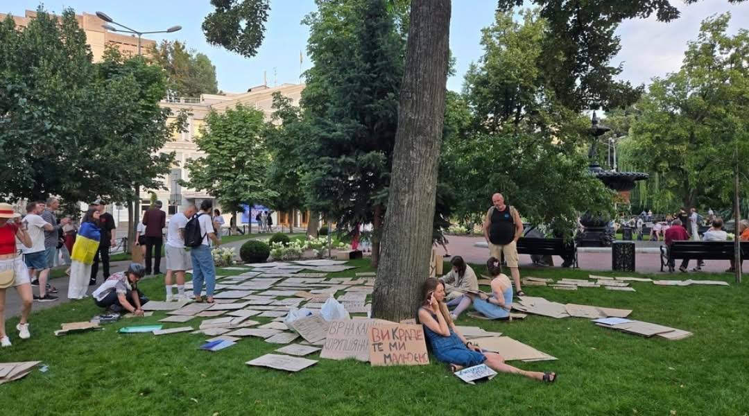 Шостий день протестів: незважаючи на зареєстрований законопроєкт, у Києві провели акцію біля театру Франка. Фото