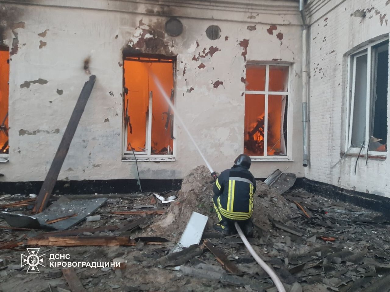 Пошкоджено філармонію, будівлі університету й підрозділу ДСНС: фото і відео наслідків атаки РФ на Кропивницький