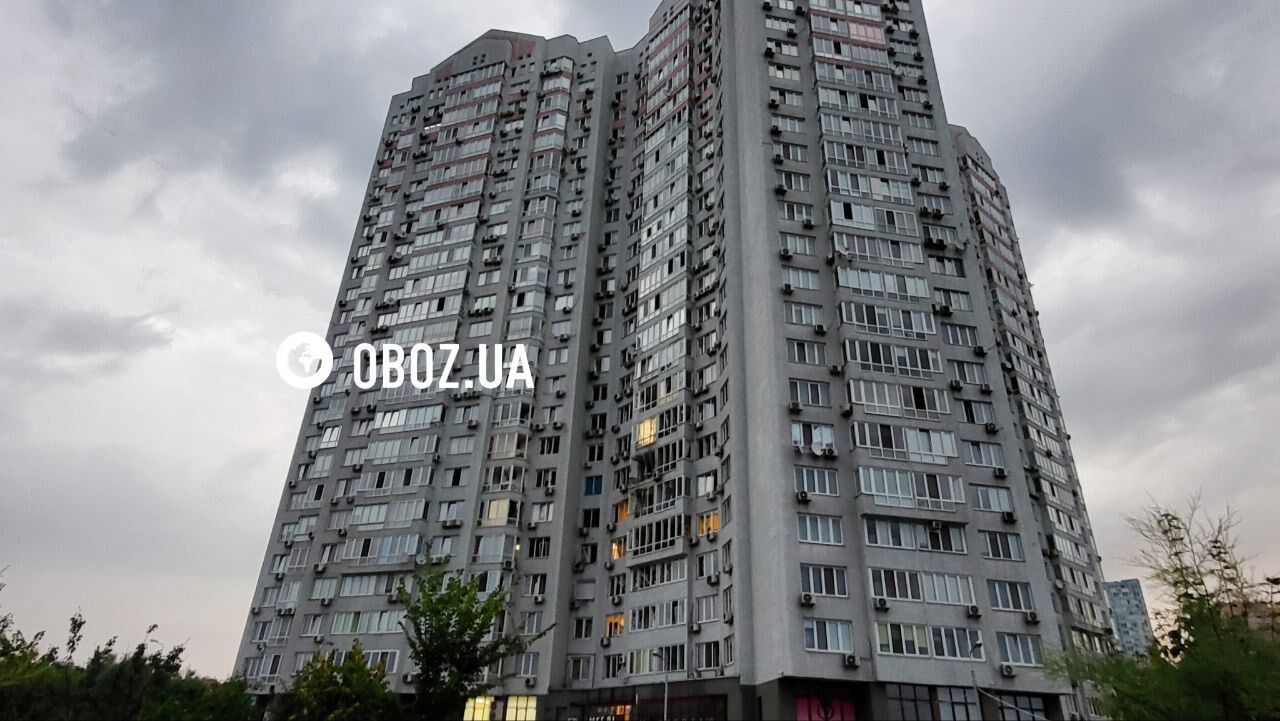 Полицейские транспортировали раненых и эвакуировали людей: первые минуты после удара РФ по дому в Киеве. Видео